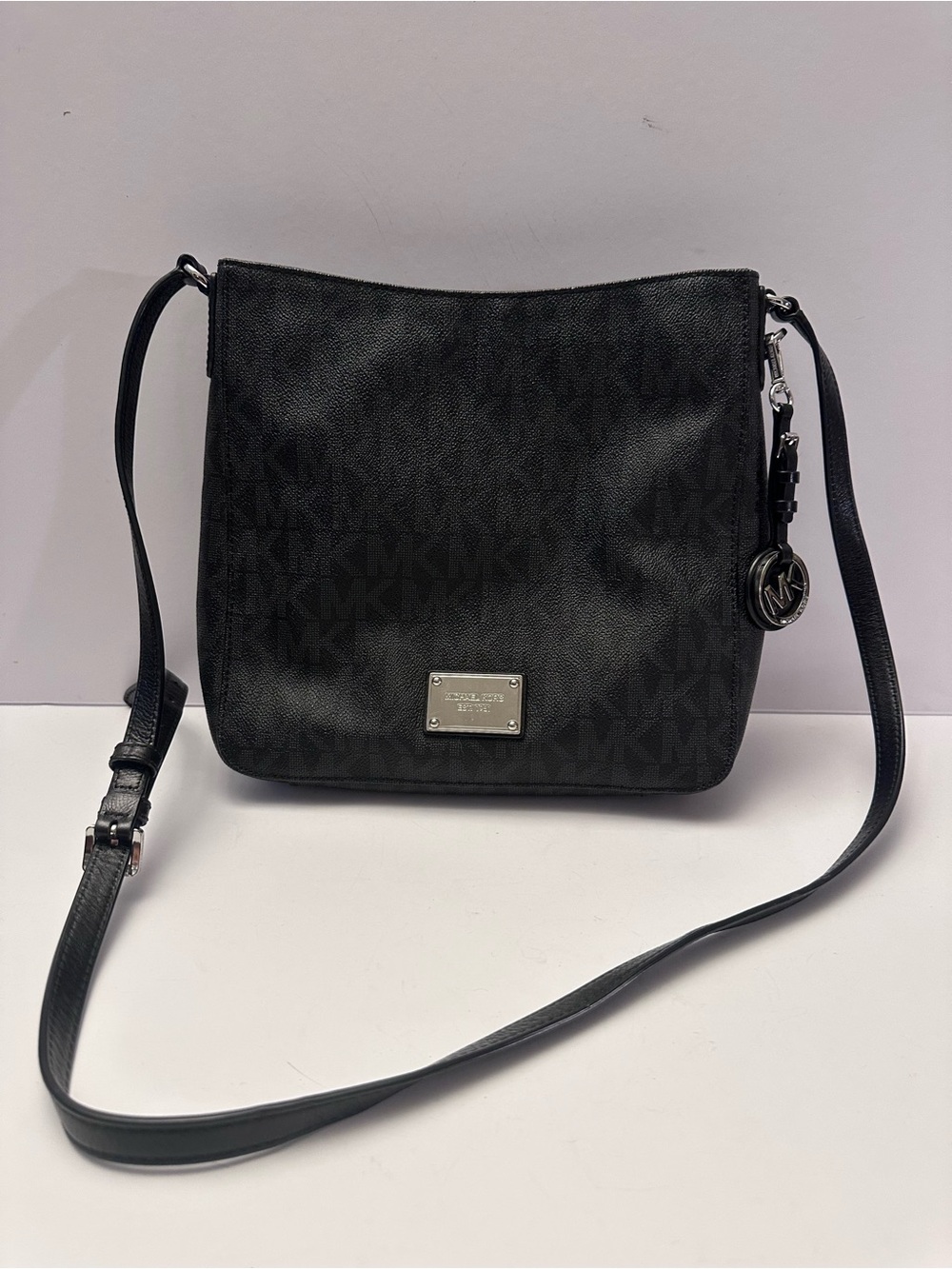 MICHAEL KORS BLACK SIGNATURE MK CROSSBODY • SILVER HARDWARE
